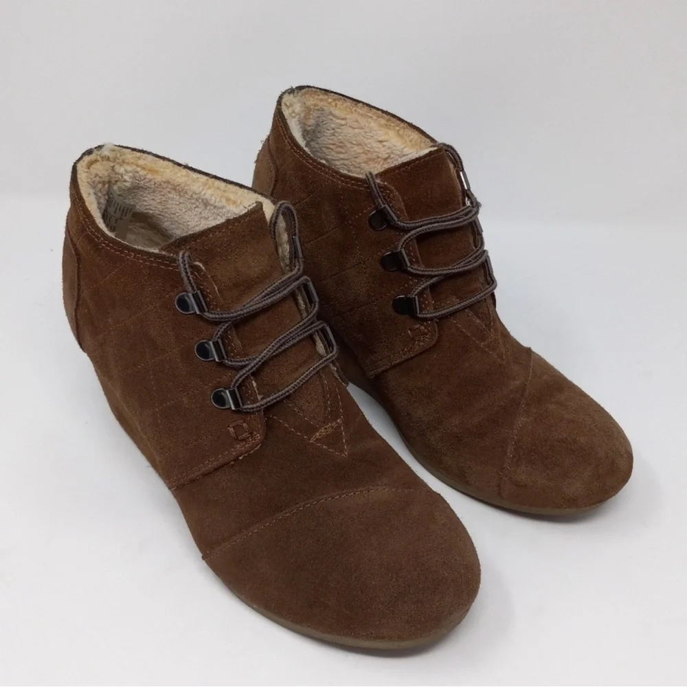 TOMS Shearling Lining Desert Suede Wedge Bootie size 8.5 Chestnut Brown EUC